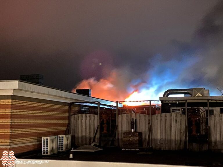 Grote dakbrand bij woning in Voorstraat