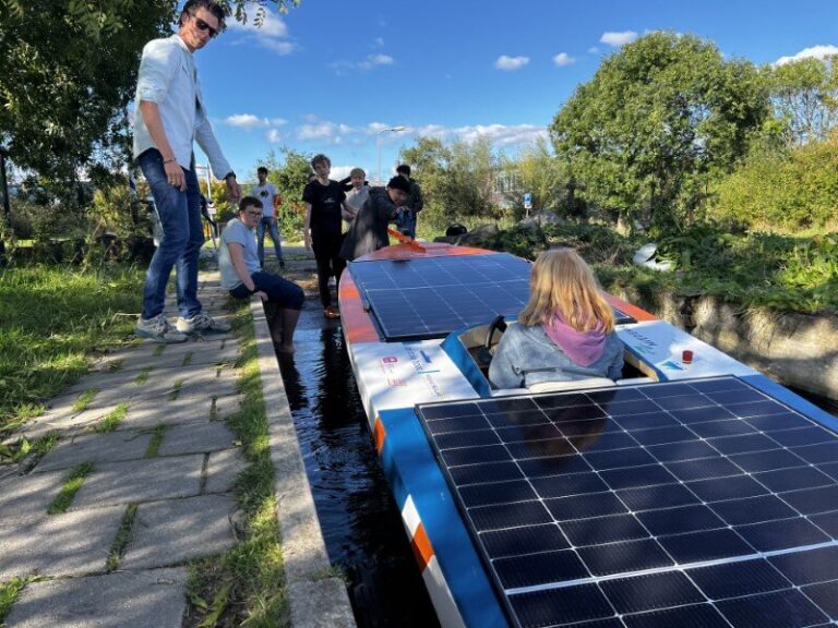 Scholieren bouwen boot op zonne-energie