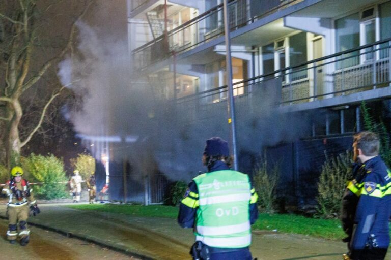 Woningen ontruimd na brand in flatgebouw