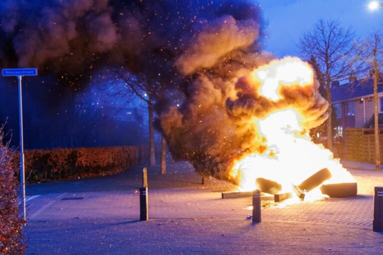 Autobanden in brand op straat