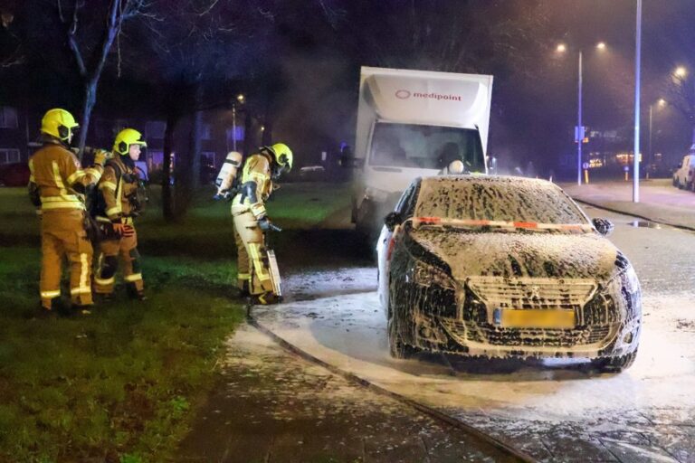 Auto in brand na explosie in de ochtend