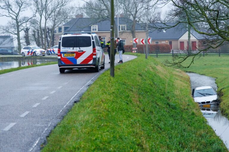 Auto belandt in water Gaagweg