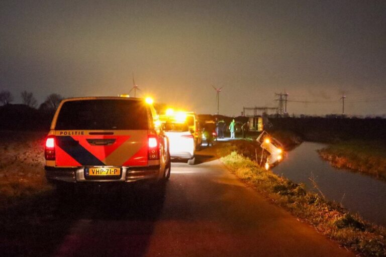 Auto in de sloot aan de Bonnenweg