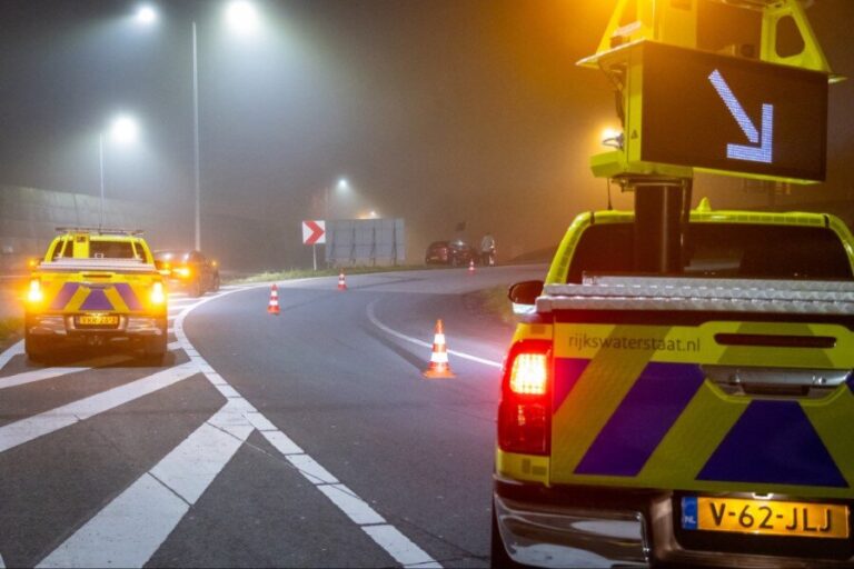 Auto vliegt uit de bocht bij A20