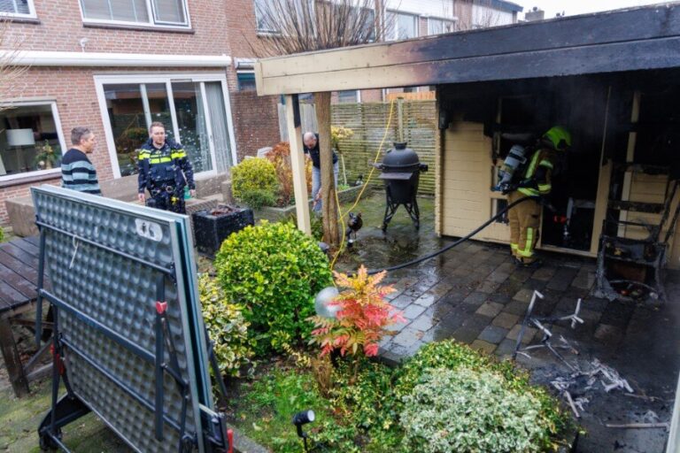 Vuurwerk zet tuinhuisje in de brand