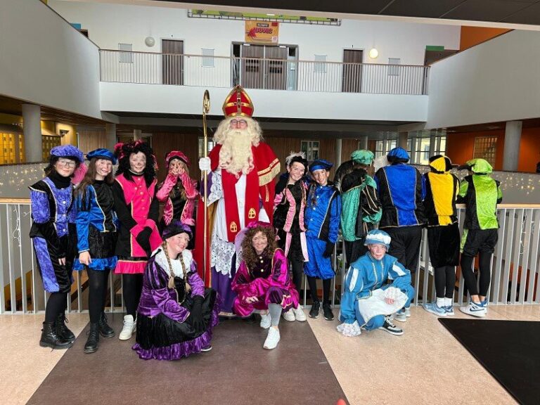 Scholieren helpen bij Westlands Sinterklaasfeest