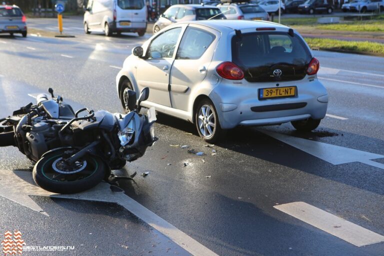 Motorrijder onderuit door spiegelglad wegdek