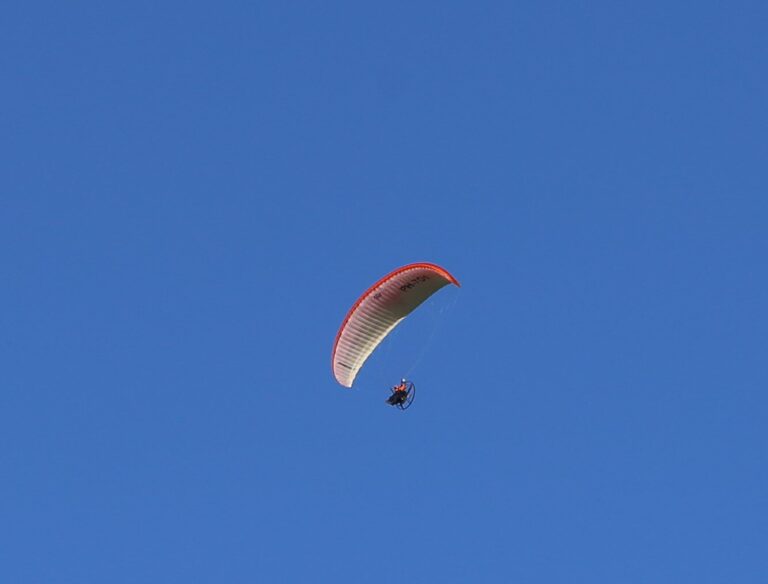 Wel of geen gemotoriseerde paragliders voor de kust?