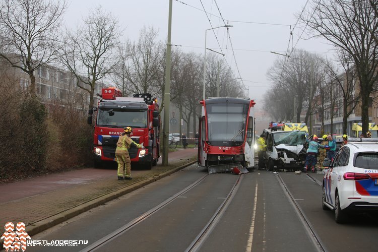 Bestuurder busje zwaar gewond na  botsing met tram