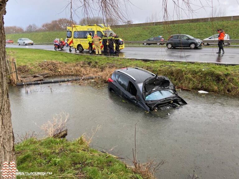 Auto te water aan de Wippolderlaan