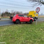 Auto vast op betonblok in de berm