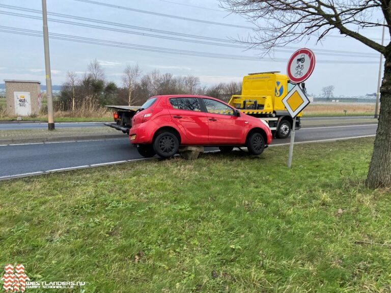 Auto vast op betonblok in de berm