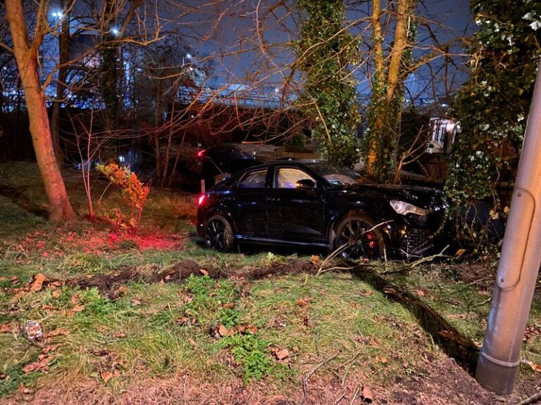 Auto vliegt uit de bocht bij de Dijkweg