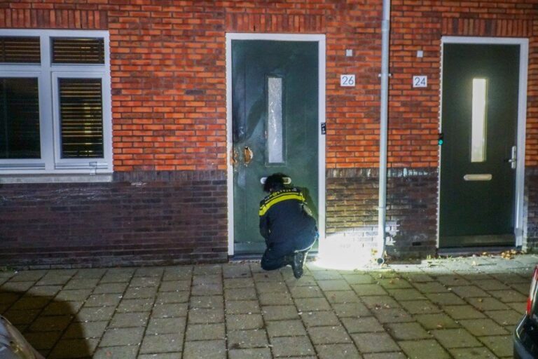 Voordeur ontzet na explosie