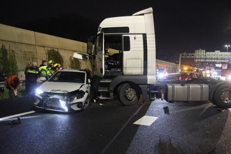 Snelweg geblokkeerd na ongeluk A20