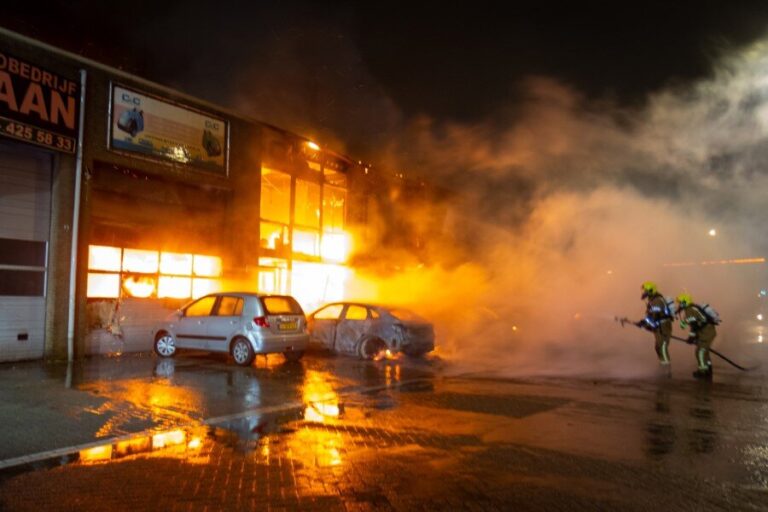 Grote uitslaande brand in autobedrijf Dulderstraat