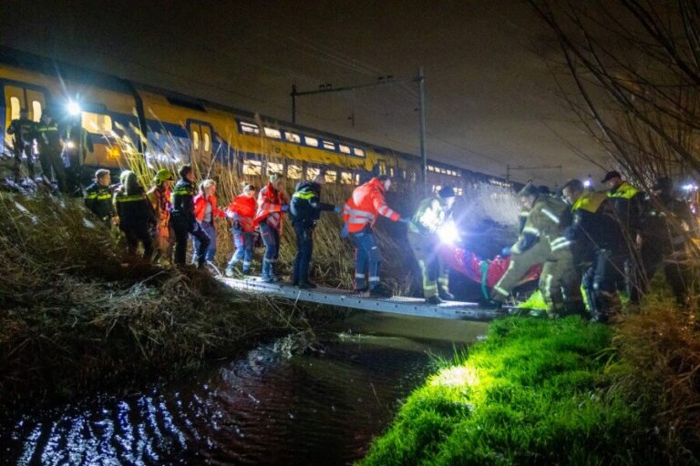 Spoorwandelaar zwaar gewond na aanrijding door trein