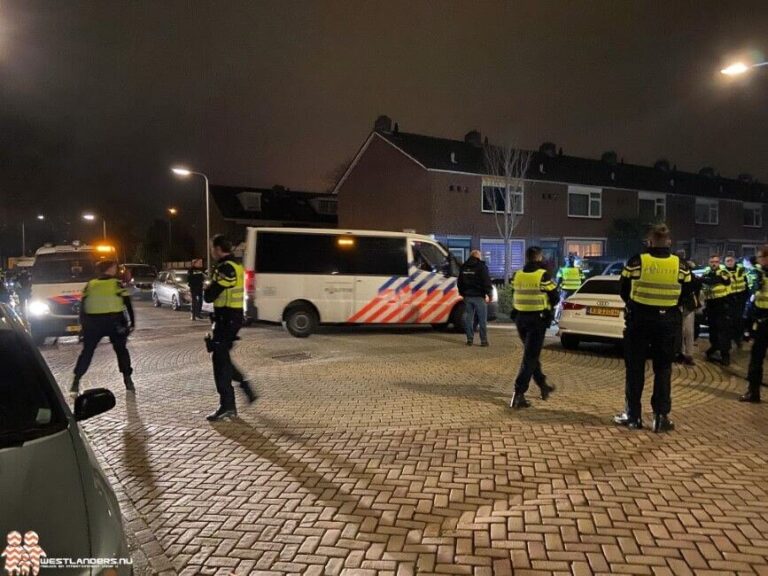 Zes maanden cel voor gooien vuurwerk naar politie