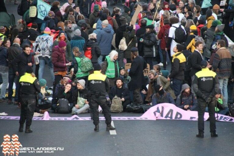 700 actievoerders aangehouden bij blokkade Utrechtsebaan