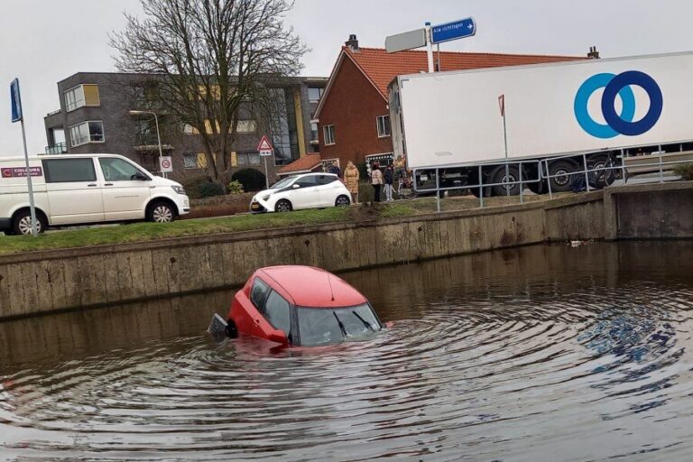 Auto te water aan de Heulweg