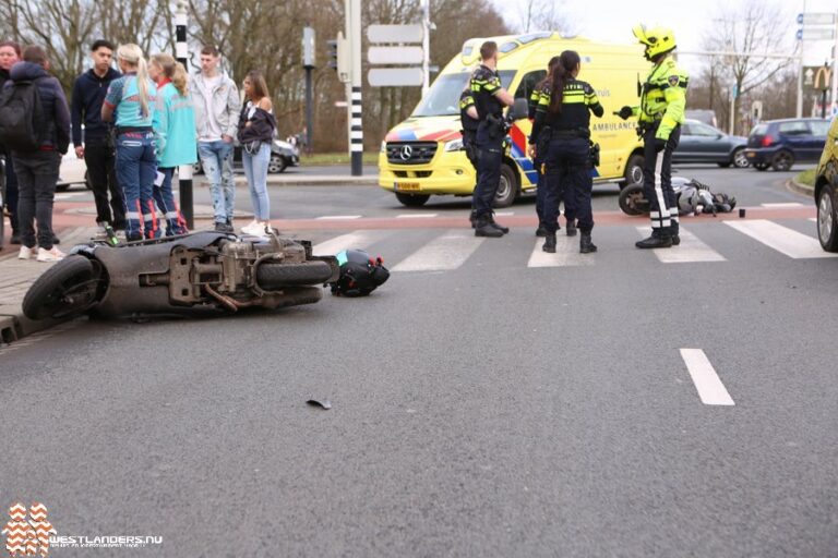 Scooterrijders onderuit na ongeluk Nieuweweg