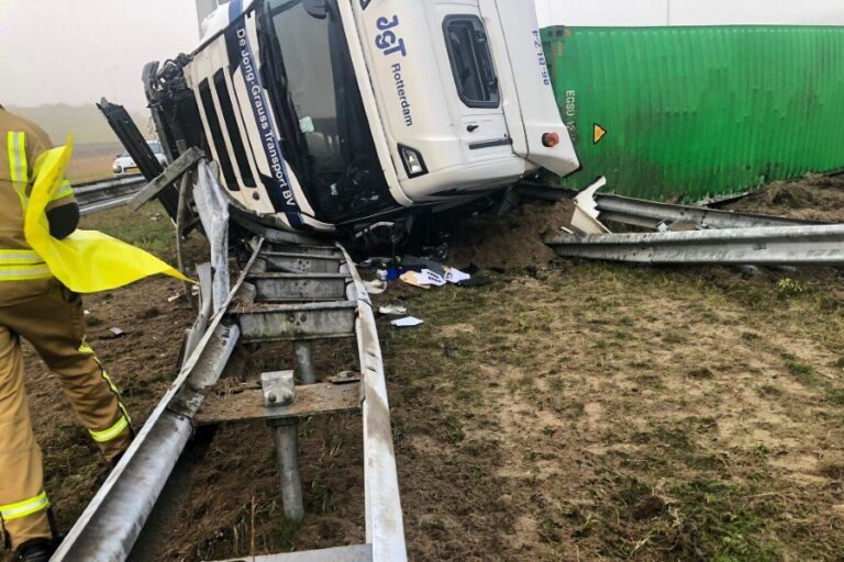 Vrachtwagen op zijn kant na ernstig ongeval A15