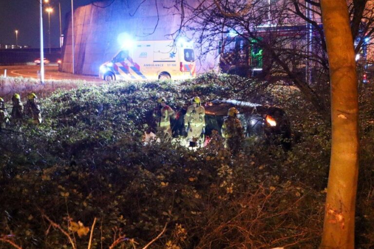 Auto vliegt uit de bocht bij afrit A20