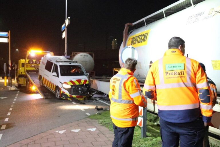 Hulpverleningsvoertuig ProRail in botsing met trein