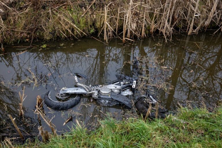 Motorrijder te water bij Kandelaarweg