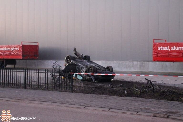 Auto op zijn dak bij Sionsdreef