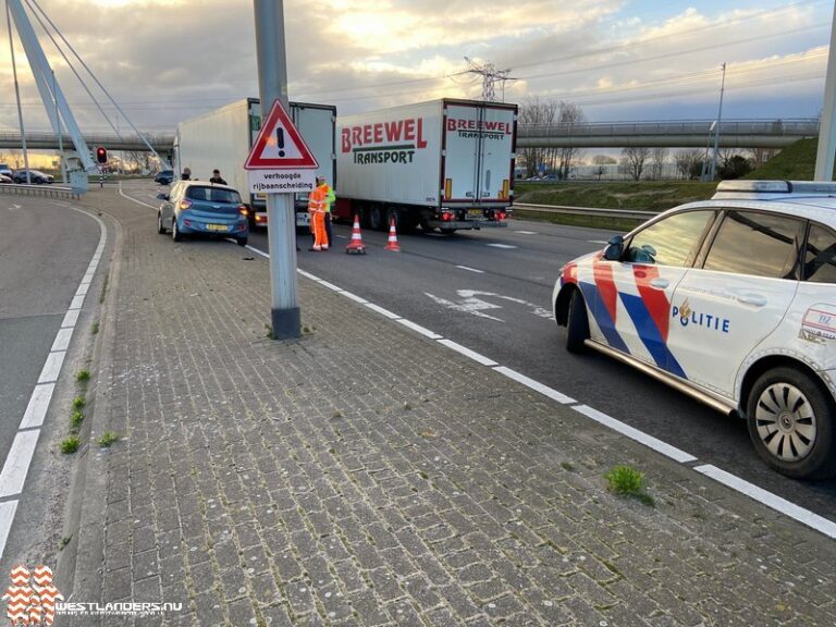 Auto van de weg gedrukt door vrachtwagen