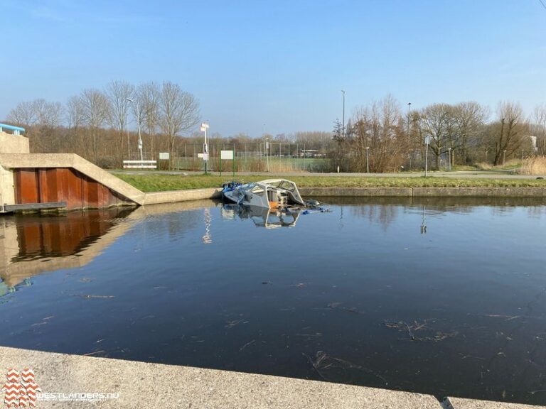 Delfland zoekt eigenaar half gezonken boot Tramkade