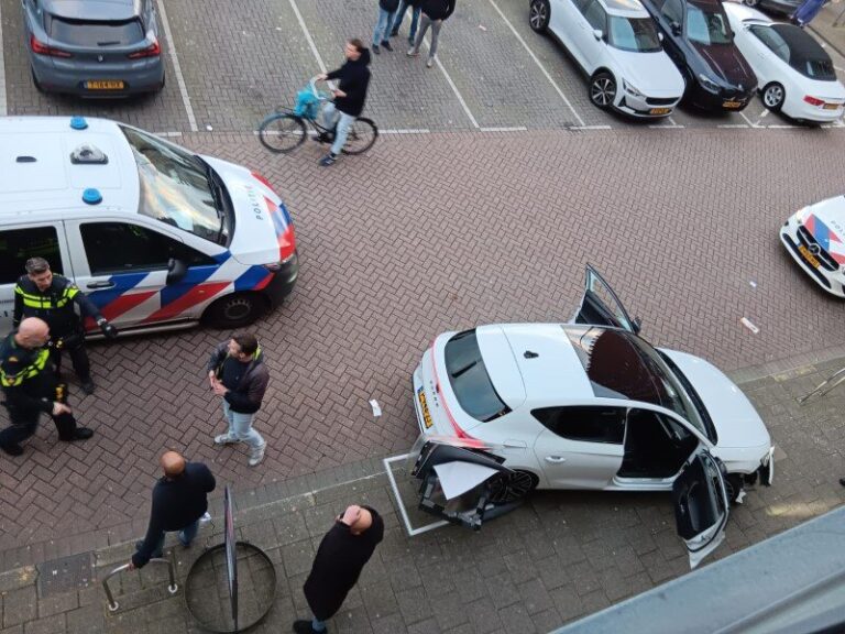 Dief steelt auto met bijrijder ernaast