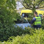 Automobiliste op leeftijd klem in de bosschages