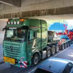 Bijzonder transport bijna klem onder viaduct