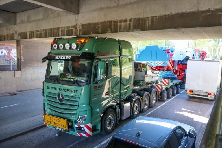 Bijzonder transport bijna klem onder viaduct