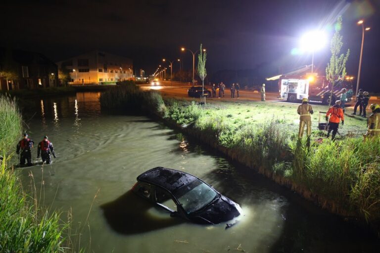 Automobilist verdwenen na voertuig te water