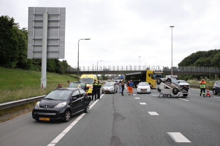 Auto op z’n dak na ongeval op A4