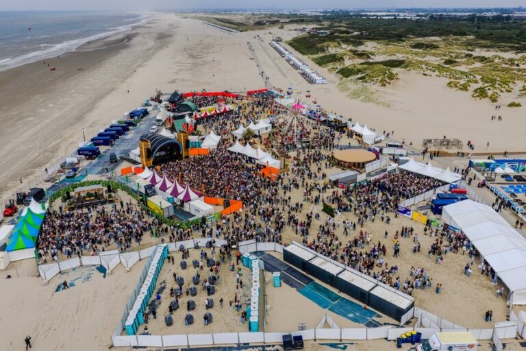 Opening strandseizoen Hoek van Holland rustig verlopen