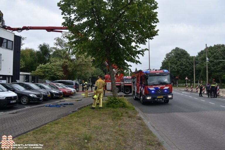Grote brand bij autobedrijf in Delft