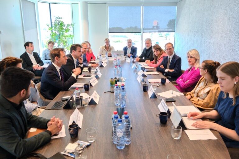 Ministers bezoeken huisvestingslocatie voor arbeidsmigranten