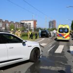 BMW schiet op trambaan na ongeluk
