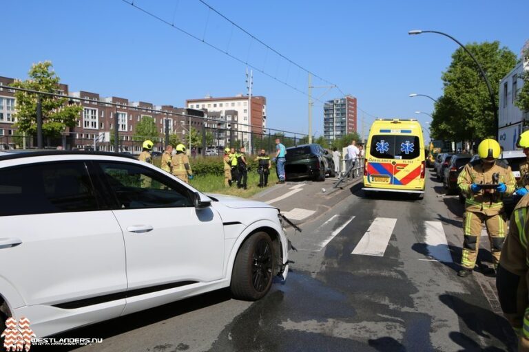 BMW schiet op trambaan na ongeluk