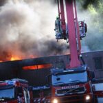 Grote brand in gebouw aan de Jaap Edenweg