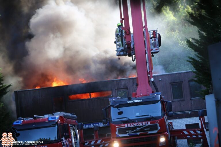 Grote brand in gebouw aan de Jaap Edenweg