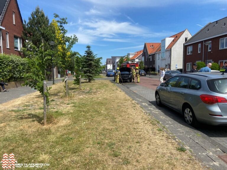 Autobrand na voetballen met brandende bal
