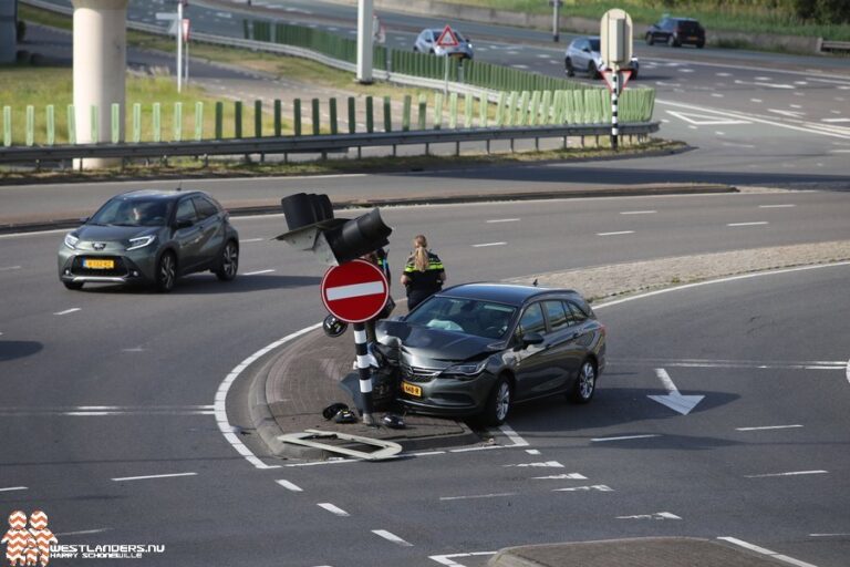 Auto tegen verkeerslicht Vlietpolderplein