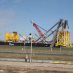 Pioneering Spirit met converter platform naar open zee