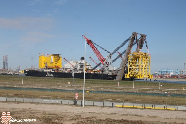 Pioneering Spirit met converter platform naar open zee