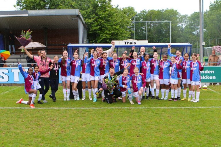 Meiden O-13 van SC Monster zijn kampioen